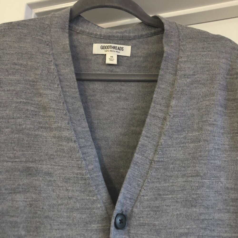 GOODTHREADS 100% Merino Wool Cardigan Sweater Mens XS Gray V-Neck Front Pockets - Picture 3 of 16